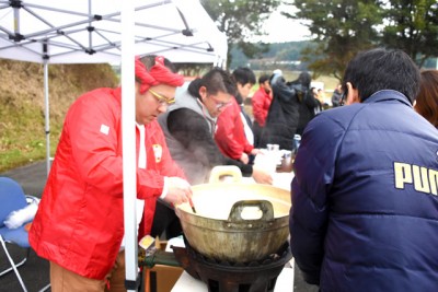 地域盛り上げ隊による、豚汁の販売