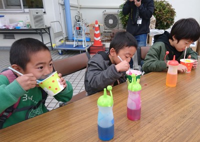 「冬のかき氷も美味しいね～」。始めは快調な食べっぷりですが・・。