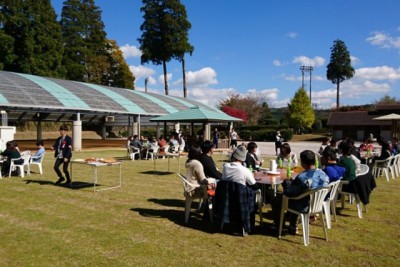 海洋センター前の広場にてフリートークを交えた食事会