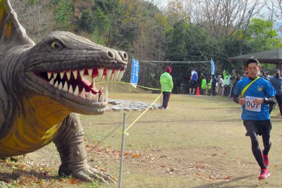 恐竜の横を通り抜けるランナー