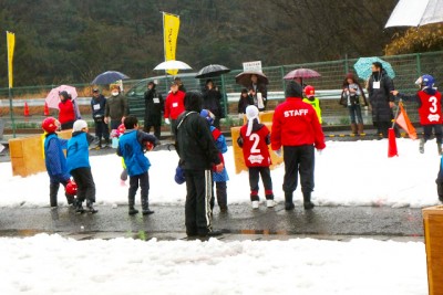 B&G海洋センター駐車場に運び込まれた本物で雪合戦！ チーム対抗の真剣勝負 