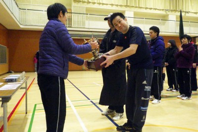 カップを受け取る優勝チーム