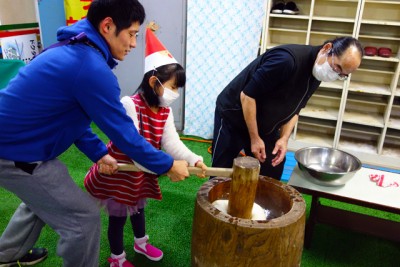 親子で餅つき。お父さんと一緒に体験後、ぜんざいに入れてみんなで食べた