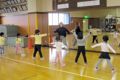 先生の振りを見ながら元気にダンス！