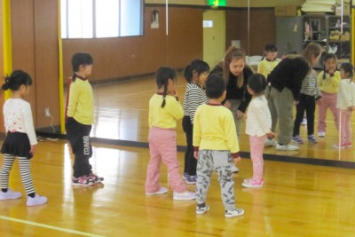 練習前のマナ先生と生徒たち