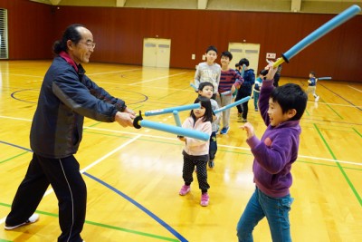 スポーツチャンバラ体験。竹刀を遠慮せずに力いっぱい振る子や恐る恐る振る子も、でもみんな楽しそう