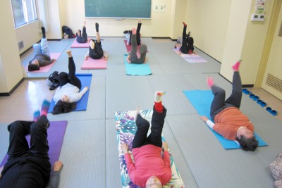 リラックスしながら足上げのポーズ