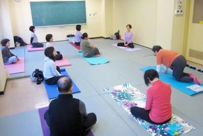 教室開始前。山本先生の海外でのヨガ体験談話が面白い