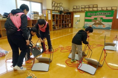 ロープワーク講習では、徳島県B&G地域海洋センター連絡協議会の指導者3人が講師となった