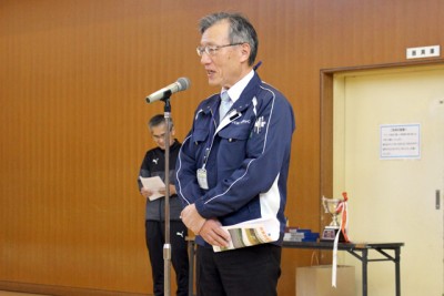 開会式であいさつする栗沢スポーツ公園の久保憲喜施設長。栗沢スポーツ公園は岩見沢市栗沢B&G海洋センターを含む総合的なスポーツ公園施設