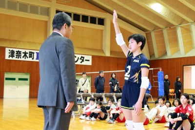 元気よく選手宣誓する津奈木ジュニア女子チームの末松主将