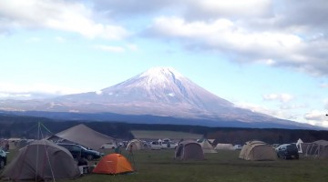 富士山のふもとのキャンプ場の画像