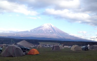 富士山のふもとのキャンプ場の画像