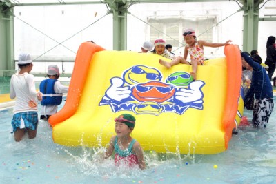 「もう、やめられません!!」ワクワク!!　水上スライダー。水しぶきを上げて爽快にジャンプ 