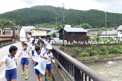 クリーンフェスティバルは「小雨の中で頑張ってます」