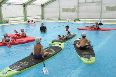 ワクワク!!スイスイ!!　SUPとカヌー カヌーは体験者がいましたがSUPは皆初心者。気がつけばプールは大渋滞!!