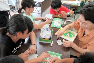 「郷土（ふるさと）に学ぶ」。かいこさんのまゆ玉を使って、本物そっくりの「かいこさん」を作ります。