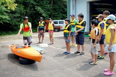 一日目：艇庫にて漕ぎ方・乗り方などの説明を受けます