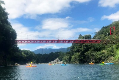 2日目：笠岩橋の下で自由時間、景色や魚などを観察しました