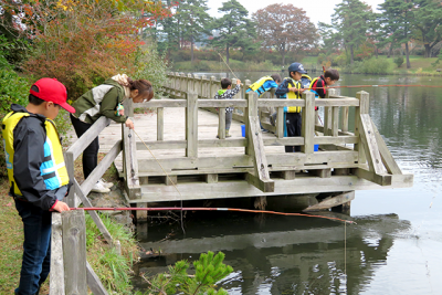 公園内にある馴染みのある沼でも立派な水辺。ライフジャケットを着用し、水辺の安全についてレクチャーできて良かったです。