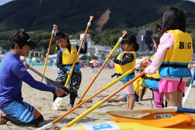 漕ぎ方を教わる子供たち