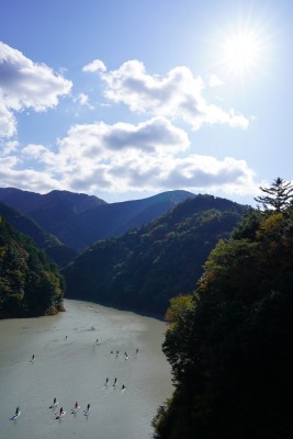 紅葉に色ずく山々、パドルで色づく湖面