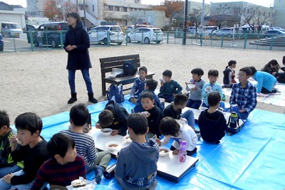 活動後の食事（芋煮会）