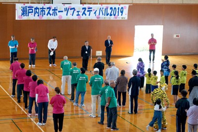 開会式。武久顕也 瀬戸内市長、東南信行 瀬戸内市教育長が来賓として挨拶。 