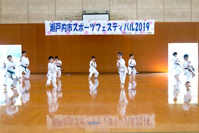 オープニングイベントの空手演舞。センターに練習に来ている子どもたちが披露してくれました！