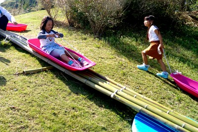 公園内の冒険の森にて、芝すべり！