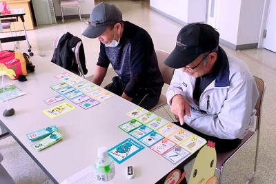 大人も夢中になるカードゲーム。お父さんも、いろいろ工夫してアイテム選びに真剣です。