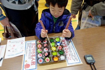 キャップで作った「たこ焼き」を割りばしでひっくり返します。予想以上に手ごわい！