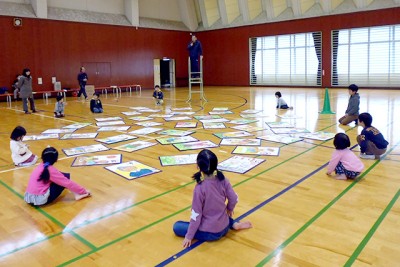 でっかいカルタを体育館に並べて、さあ始めましょうか。目の前の札をしっかりと記憶中