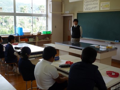 【旧 大泊小学校の水プロ授業風景　写真はG教諭】