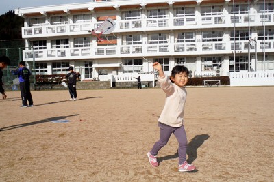 昔ながらの凧飛ばしをエンジョイ！