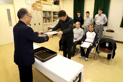 感謝状を授与される中村さん