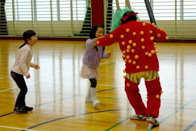 子どもたちがピン球を使って鬼退治