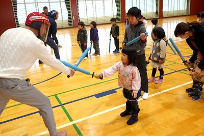 剣友会指導の下で子どもたちはスポーツチャンバラを体験