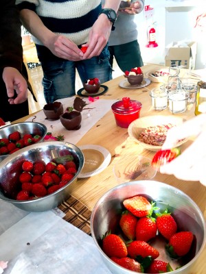 バレンタインを見据えて亘理の名産いちごを使用したチョコレートを手作り