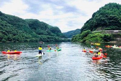 みんな気持ち良くカヌー・サップを体験しています