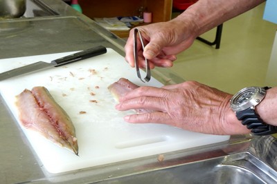 魚の小骨取り。生徒さんからは「自分の視力との戦いだった」という声も上がりました