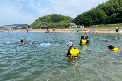 浅瀬ではライフジャケット体験も。海面に浮かんでみたり泳いでみたり。