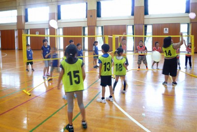 ニュースポーツ体験で風船バレーを楽しみました