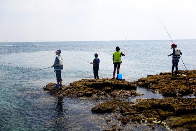 子どもたちが海釣りに挑戦。様になっていますね。