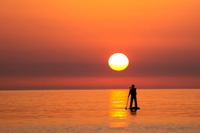 SUPに乗って夕日を楽しむ。幻想的な世界が味わえますよ