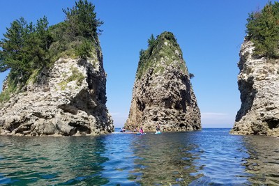 岩場の間をSUPで巡っています