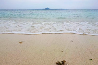 沖縄の海と砂浜