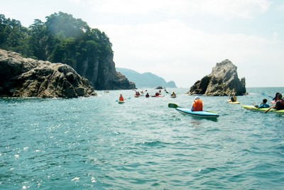 沖と違って波の荒い岩場の間を一気に進みます！