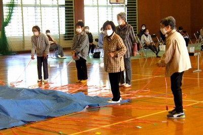 ブルーシートの中には景品が隠されています「ええもんひっぱれ」