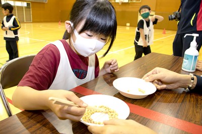 「豆つまみ皿うつし」は箸の使い方に悪戦苦闘する子どもも